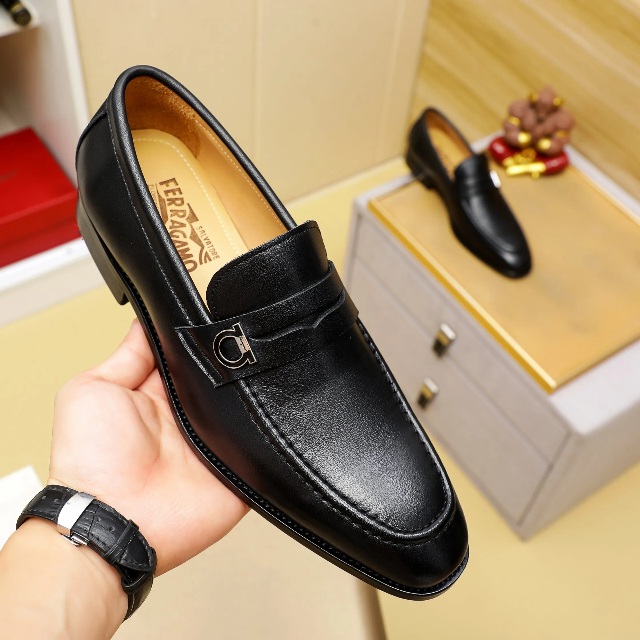 Men's shoes 💰460 🕷🕷🐂【Ferragamo】Ferragamo Popular fashionable leather shoes🇨🇳Official website counter 1:1 production, original mold opening💯Good quality visible, imported high-end first-layer waxed calfskin, water-dyed🐂leather lining🌿very clear texture, high-quality waterproof, non-slip and wear-resistant outsole🎋high quality and low price, truly handmade🍓3 colors available! Code number 38-44……(45.46.Customized)